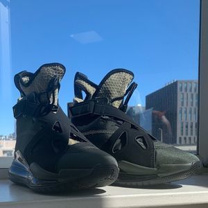 Air Jordan Women Jumpman Latitude Green Sneaker AV5187-300 size 5